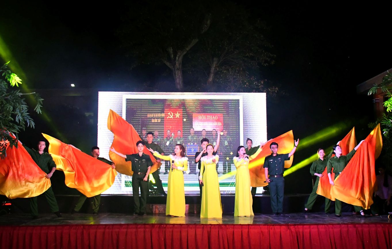 Biểu diễn nghệ thuật phục vụ cán bộ, chiến sĩ, nhân dân biên giới, ven biển