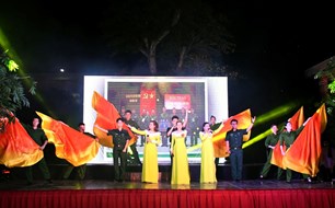 Biểu diễn nghệ thuật phục vụ cán bộ, chiến sĩ, nhân dân biên giới, ven biển