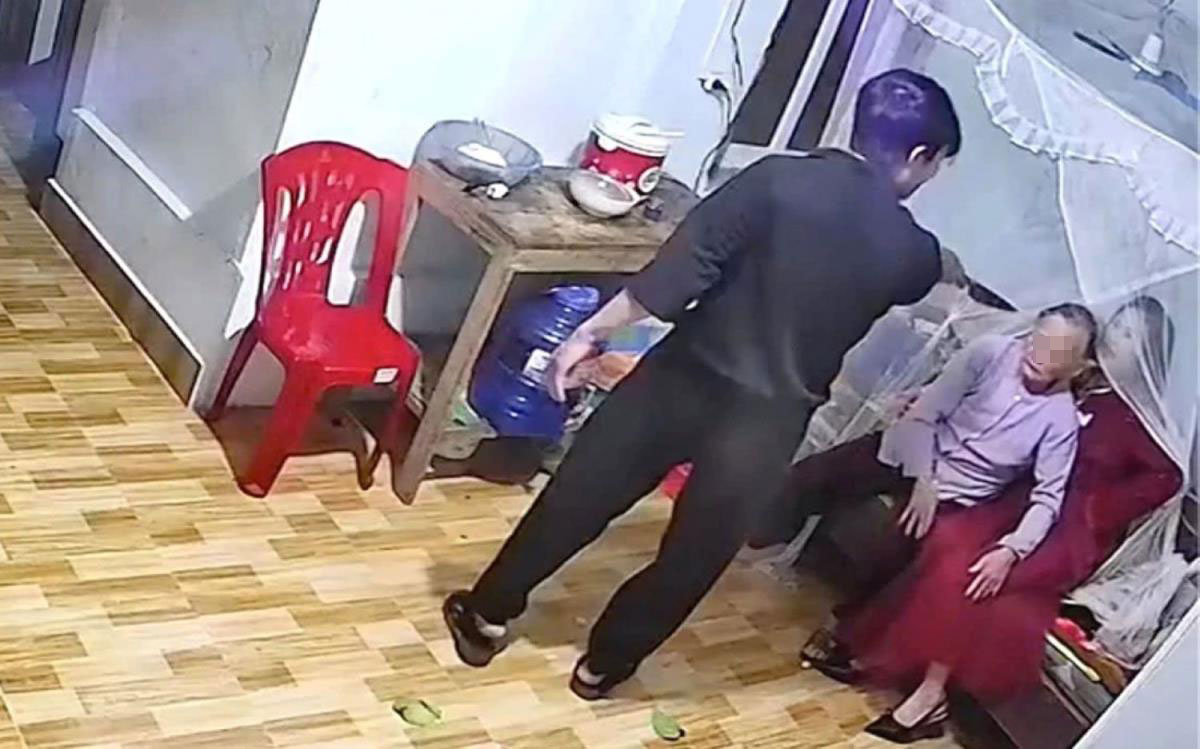 Hình ảnh người đàn ông ở xã Nghĩa Khánh (Nghệ An) cầm dao chĩa vào mẹ và chị gái vào đêm mùng 3 Tết. Ảnh cắt từ clip