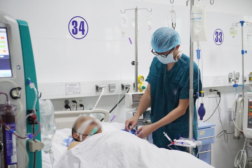 Da Nang doctors strive to bring high technology to save poor patients. Photo: Tran Thi