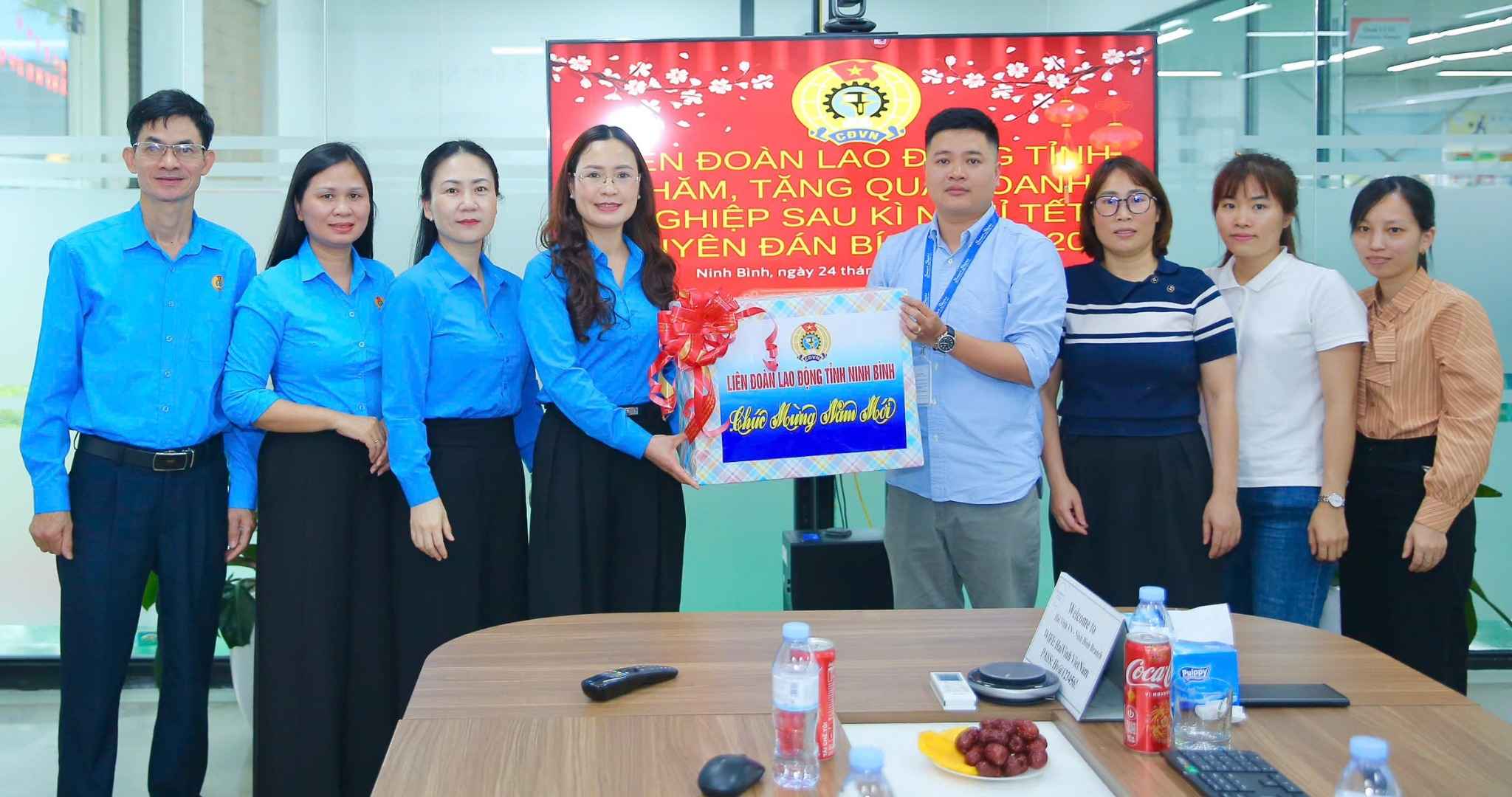 Representatives of leaders of Ninh Binh Provincial Labor Federation visit, encourage and give gifts to businesses on the first day of returning to work after the Binh Ngo Lunar New Year 2026 holiday. Photo: Dieu Anh