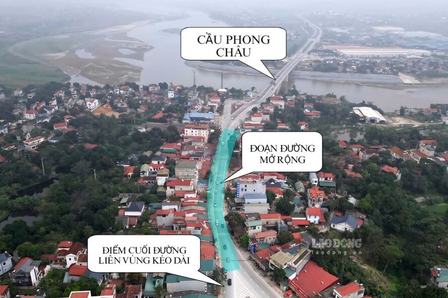 The road connecting the beginning of Phong Chau bridge and the end point of the extended inter-regional road is about to be expanded. Photo: To Cong.