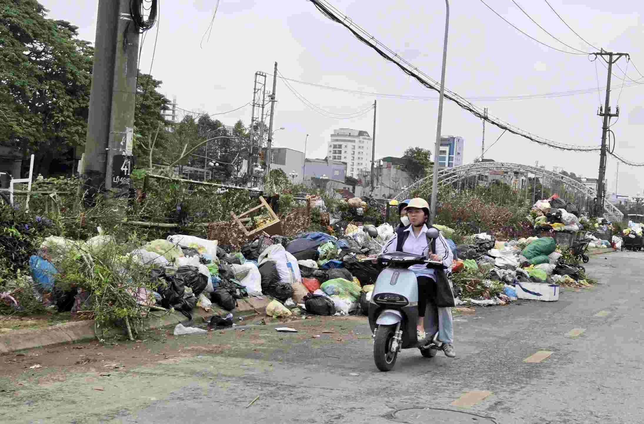 Rác thải sinh hoạt sau dịp Tết Nguyên đán bị ùn ứ tại nhiều phường trung tâm của tỉnh Thanh Hóa. Ảnh: Quách Du