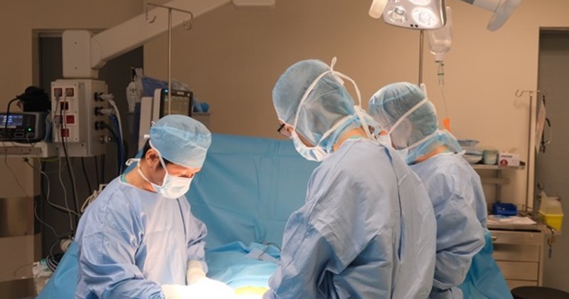 Cứu bệnh nhân giãn tá tràng bất thường, chứa hơn 5 lít dịch