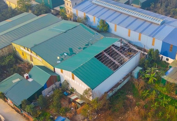 Village head coordinates with commune police to handle illegal construction. Photo: Kieu Phu Commune People's Committee