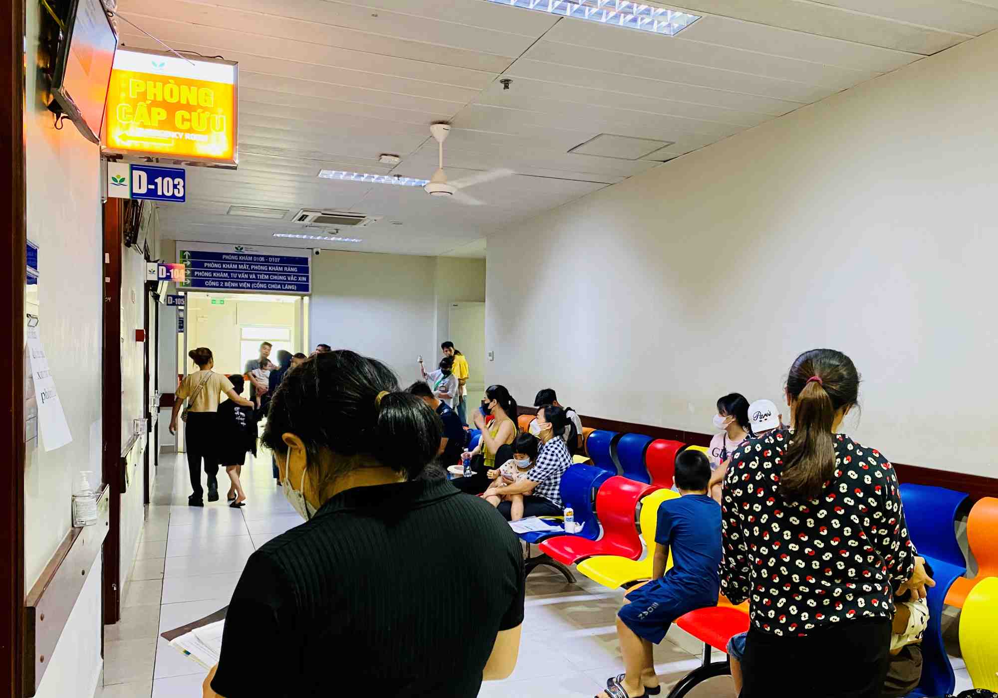 Humid weather, many children have to be hospitalized due to respiratory diseases. Photo: Thuy Linh