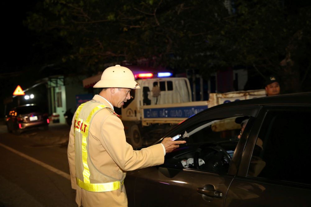Quang Tri traffic police coordinate with specialized teams to maintain overnight alcohol concentration tests to strictly handle violations. Photo: Cong Sang
