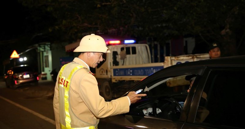 Quảng Trị: Kiểm tra nồng độ cồn vào ban đêm