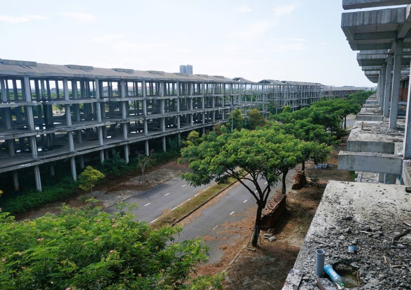 Hàng trăm biệt thự xuống cấp trong khu đô thị sinh thái Golden Hills City bỏ hoang ở Đà Nẵng. Ảnh: Trường An