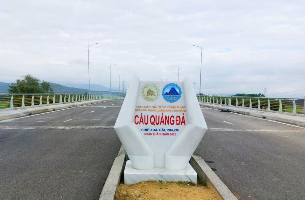 Cầu Quảng Đà thông xe kỹ thuật tháng 3/2025 nhưng đến nay chưa làm phần đường dẫn phía địa bàn thuộc Quảng Nam cũ. Ảnh: Trường An