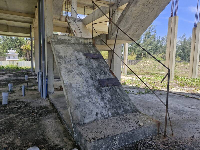 Nằm ở vị trí đắc địa, nhưng sau hơn 5 năm khởi công, dự án Aria Đà Nẵng Hotel & Resort vẫn chỉ là khối nhà dở dang, trơ khung bê tông. Ảnh: Thu Giang