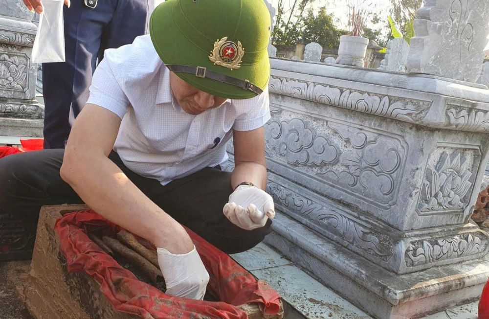 In Quang Tri province, there are many unidentified graves, so the collection of DNA samples from relatives of martyrs is very necessary, contributing to the work of identifying martyrs' remains. Photo: H.Nguyen