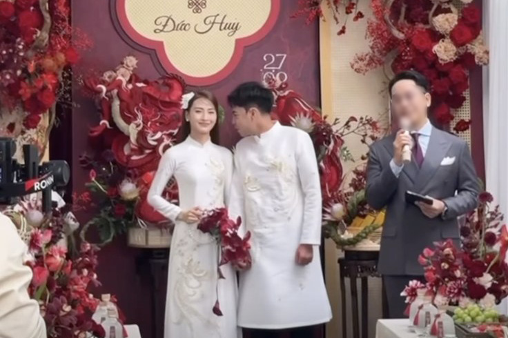 Images from midfielder Duc Huy's engagement ceremony. Photo: Cut from video