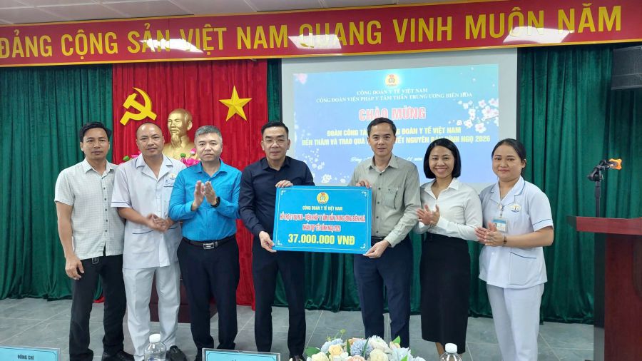 Mr. Nguyen Luong Tam - Chairman of the Vietnam Medical Union awarded support to 37 union members and workers of the Bien Hoa Central Forensic Psychiatric Institute on the occasion of Binh Ngo Tet 2026. Photo: CĐYTVN