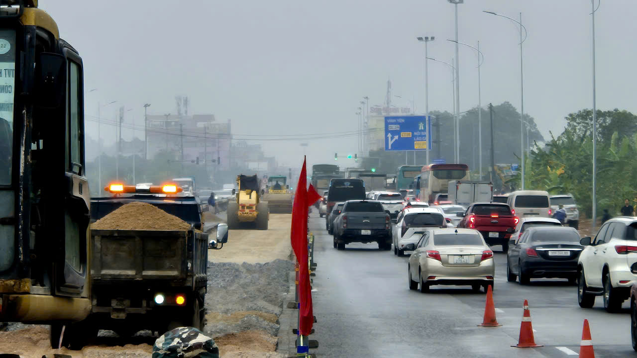 From 7:00 AM on February 28, traffic adjustment at National Highway 2 intersection - branch to Noi Bai - Lao Cai expressway. Photo: Vu Diep