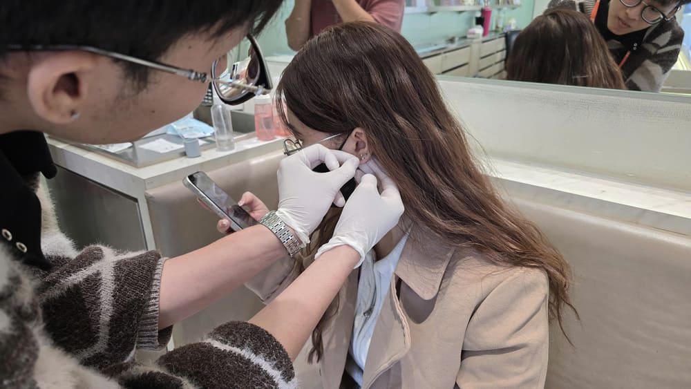 Women should pay attention when piercing ears to choose safe materials and reputable establishments. Photo: Lan Chi