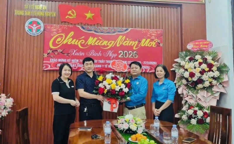 Van An Commune Trade Union organized a delegation to visit, give gifts and send congratulations to the medical team working in the area. Photo: Nghe An Trade Union