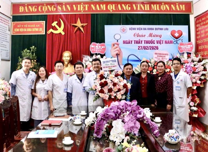 On Vietnamese Doctors' Day, the Trade Union of Quynh Van commune visited, presented flowers and congratulated the collective of officials, doctors, and staff of Quynh Luu General Hospital. Photo: Nghe An Trade Union