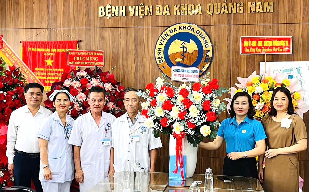 Leaders of Da Nang City Trade Union visit, present flowers and congratulate the team of officials, doctors and nurses of Quang Nam General Hospital. Photo: Da Nang Trade Union.