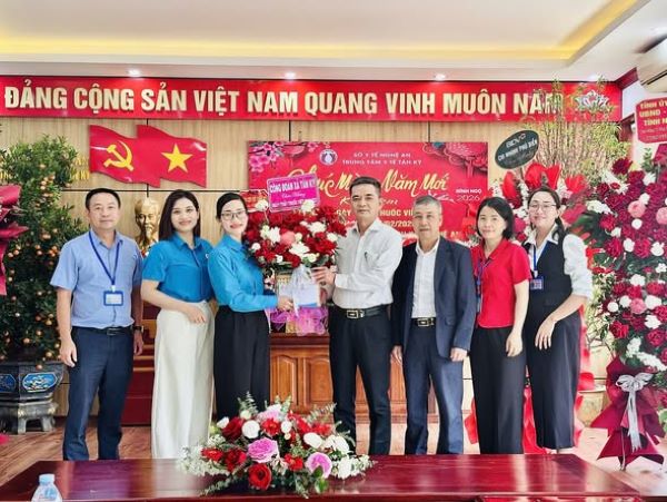 Tan Ky Commune Trade Union organizes a delegation to visit officials and doctors working in the commune on the occasion of the 71st anniversary of Vietnamese Doctors' Day. Photo: Nghe An Trade Union