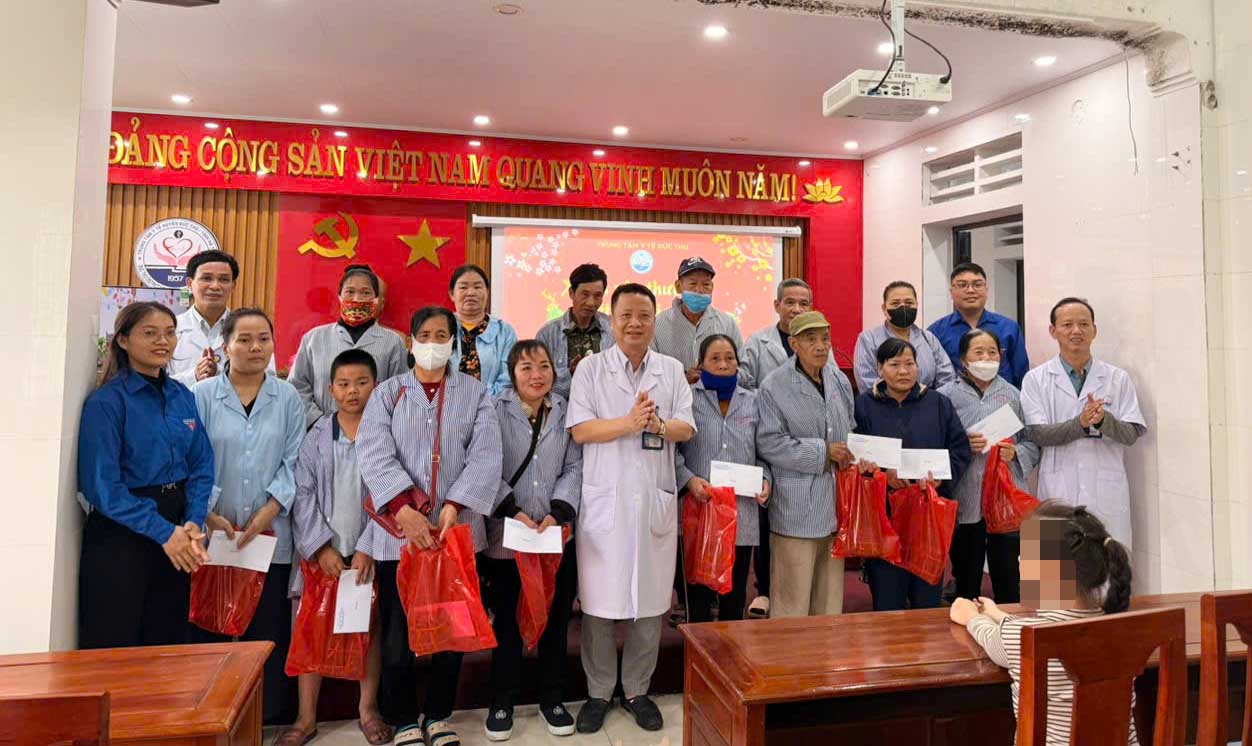 Nhiều bệnh nhân được lãnh đạo Trung tâm Y tế Đức Thọ tặng quà. Ảnh: Trần Tuấn