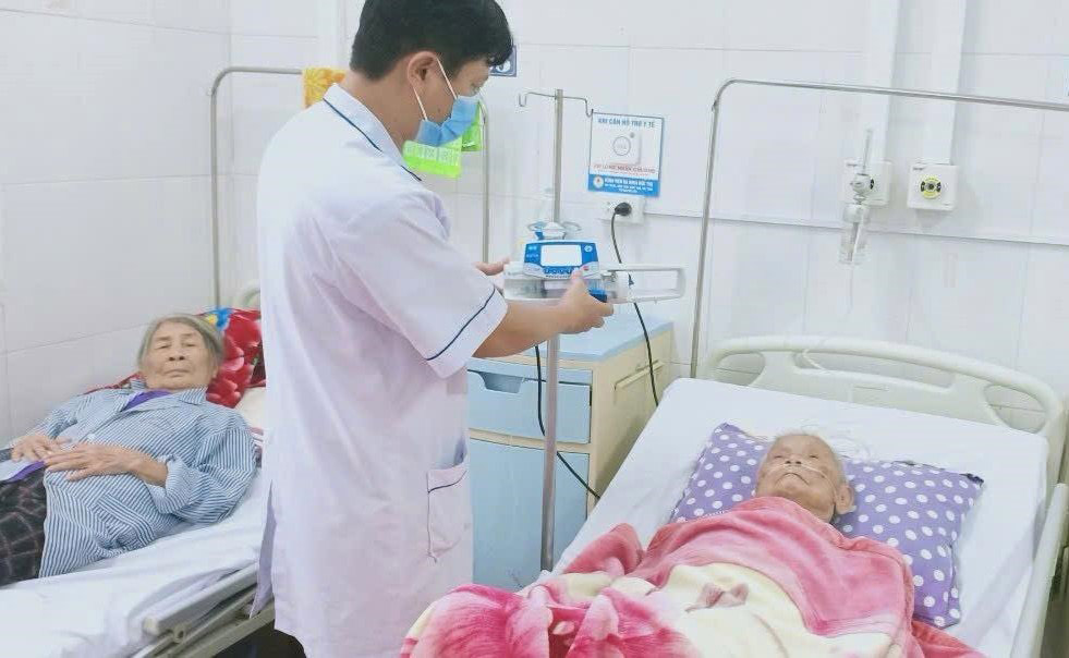 Bác sĩ thăm khám, điều trị cho bệnh nhân cao tuổi. Ảnh: Trần Tuấn