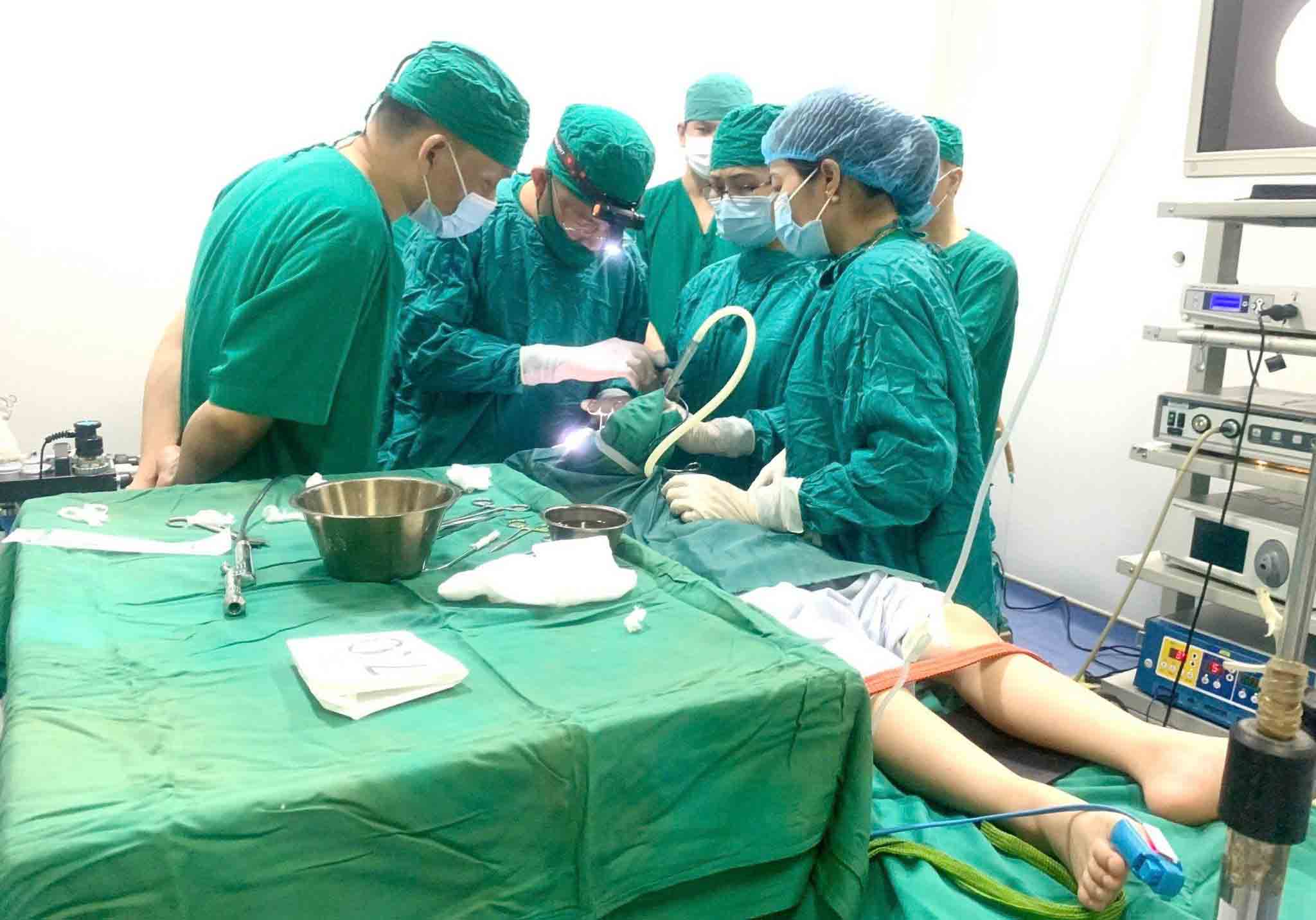 The medical team of Duc Tho Medical Center puts all their heart and soul into surgery and treatment for patients. Photo: Tran Tuan