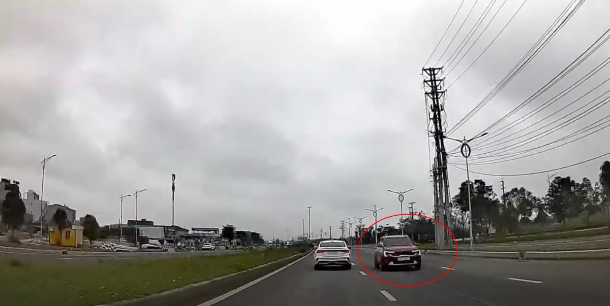 Cars going against traffic on roads with no-going-country signs. Photo: Cut from clip