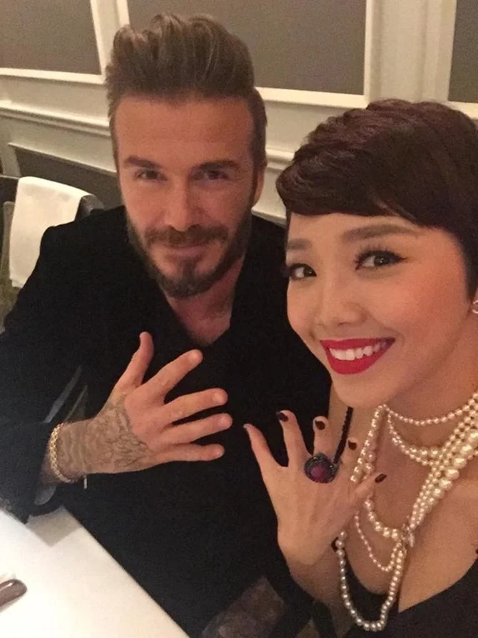 Tóc Tiên khoe ảnh chụp selfie với David Beckham.
