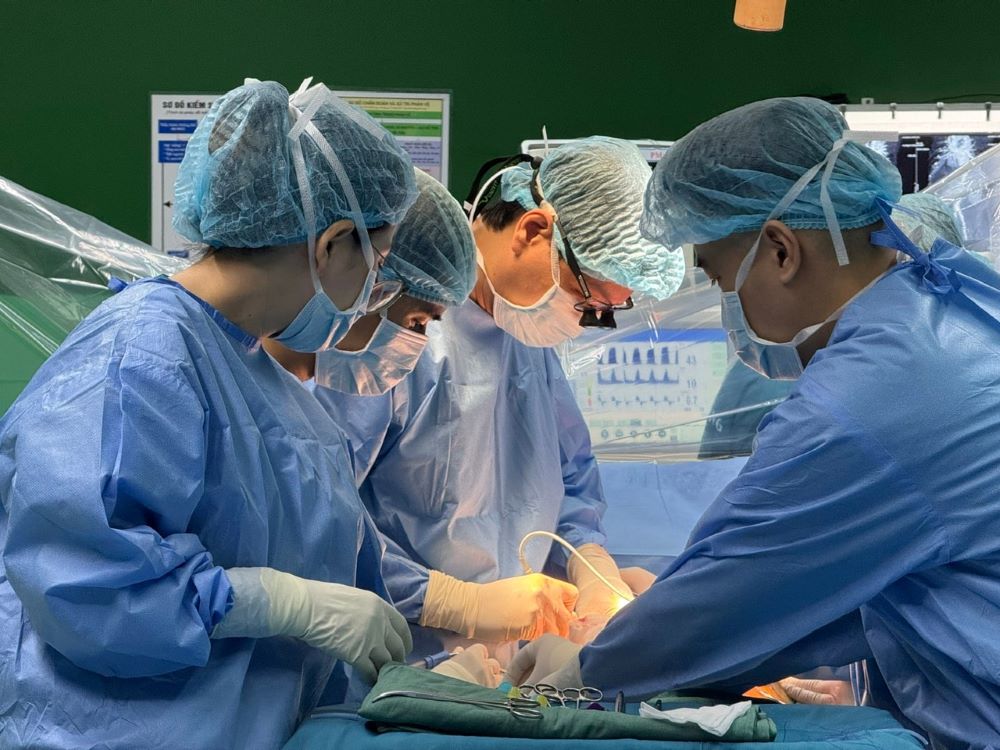Kíp ghép gan Bệnh viện Trung ương Quân đội 108 đã hỗ trợ Bệnh viện Đà Nẵng thực hiện ca ghép gan từ người hiến sống và chuyển giao kỹ thuật cho đội ngũ phẫu thuật viên vào ngày 3.10.2025. Ảnh: Bệnh viện Đà Nẵng