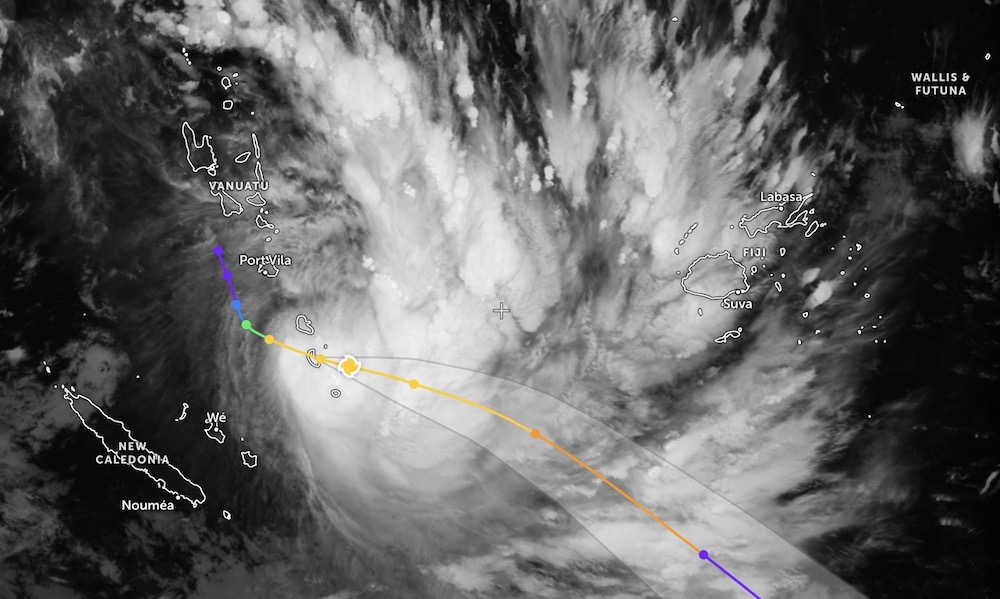 열대 저기압은 24시간 만에 공식적으로 태풍 우르밀이 되었고, 강도는 2월 28일에 허리케인 수준에 도달했습니다. 사진: JMA