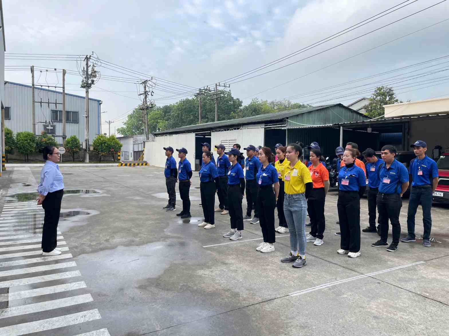 Sau buổi lễ, người lao động nhanh tróng vào vị trí làm việc. Ảnh: Đình Trọng