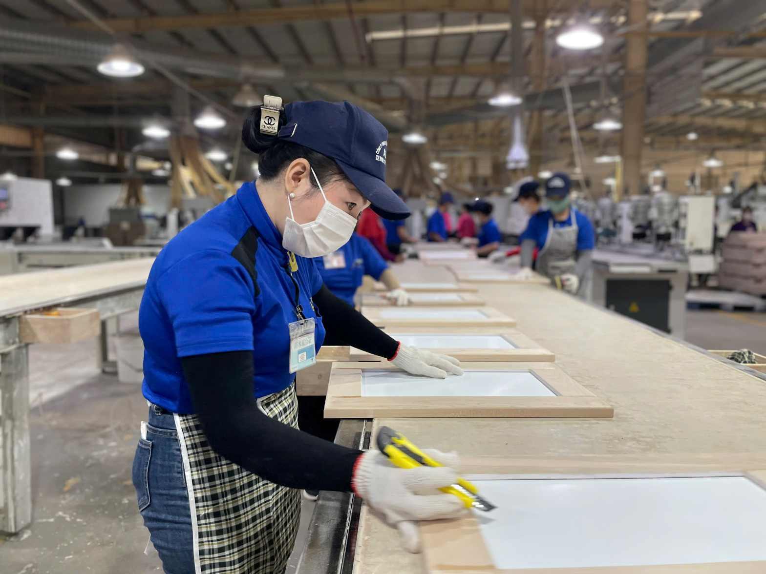 Chị Huỳnh Thị Ngọc Tiến (35 tuổi, quê Đồng Tháp) kỳ vọng năm mới công ty có nhiều đơn hàng để tạo việc làm và thu nhập ổn định cho người lao động. Ảnh: Đình Trọng