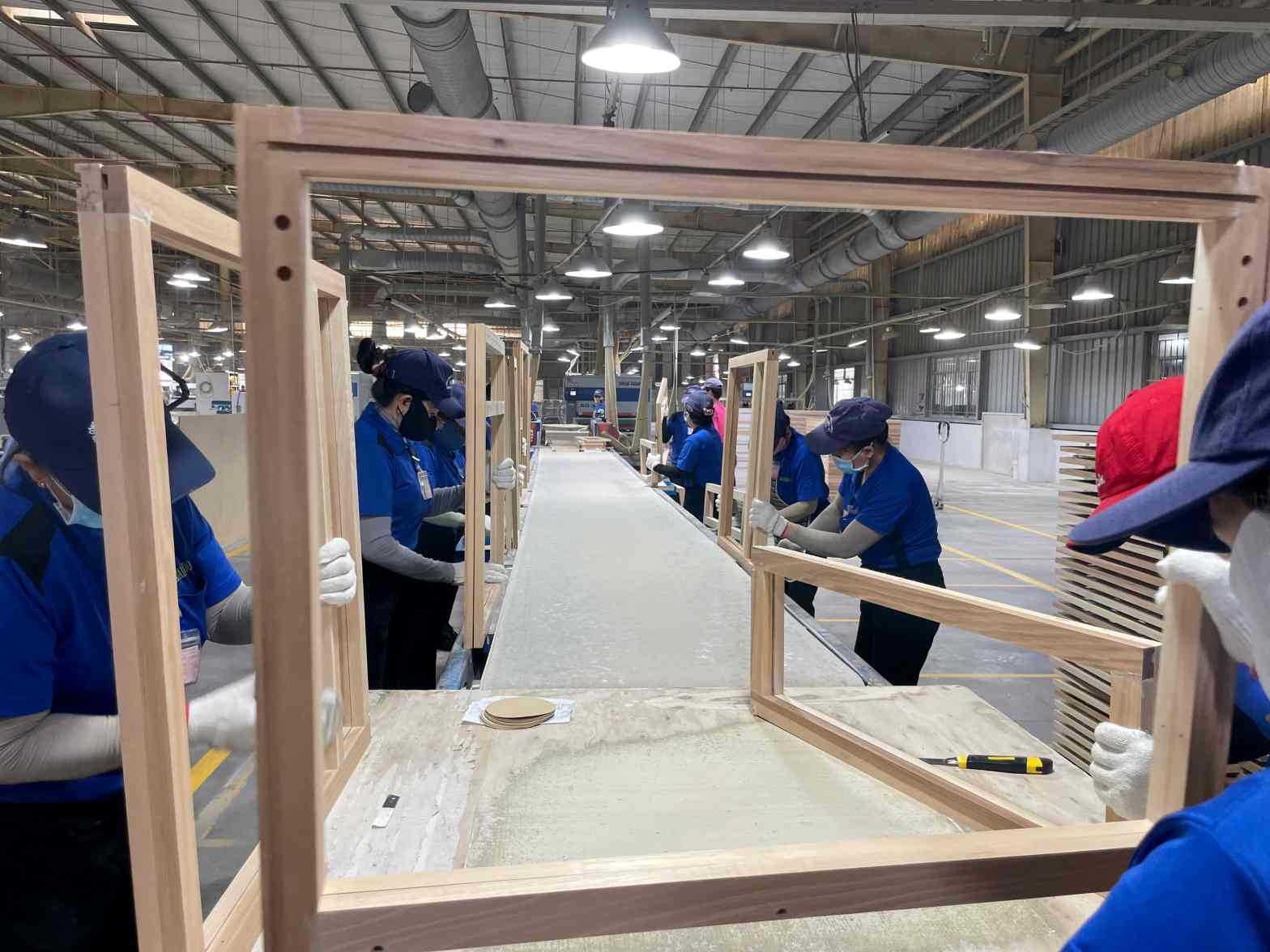 More than 1,000 workers have returned to the factory, quickly taking their jobs. Photo: Dinh Trong