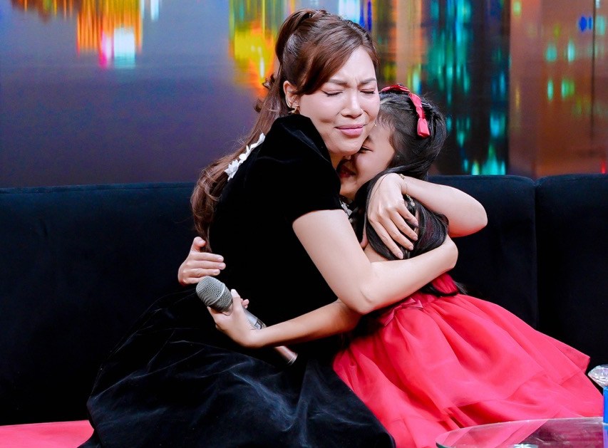 Singer Tuyet Mai hugging her daughter. Photo: Provided by Jet.