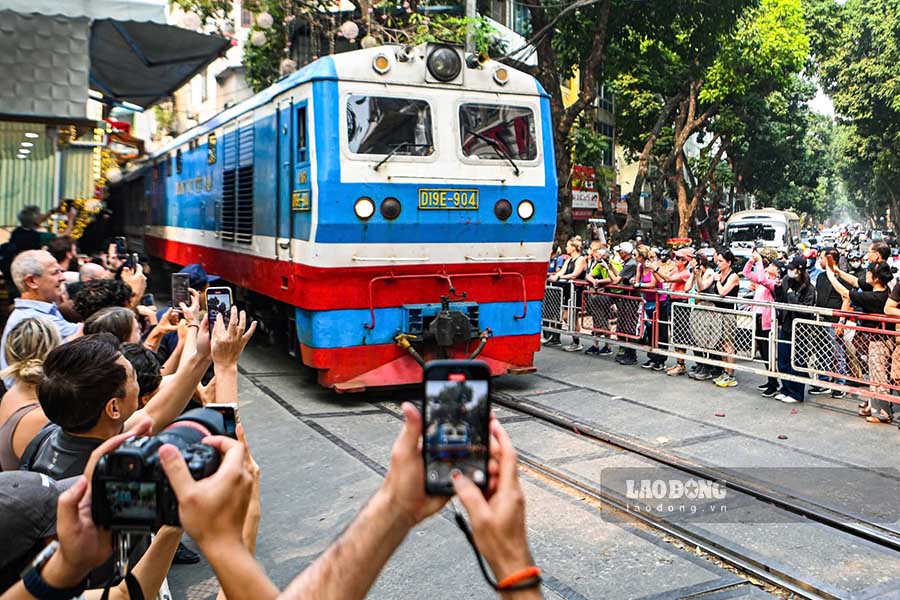 Hanoi reduces passenger trains, stops freight trains through train coffee streets. Photo: To The