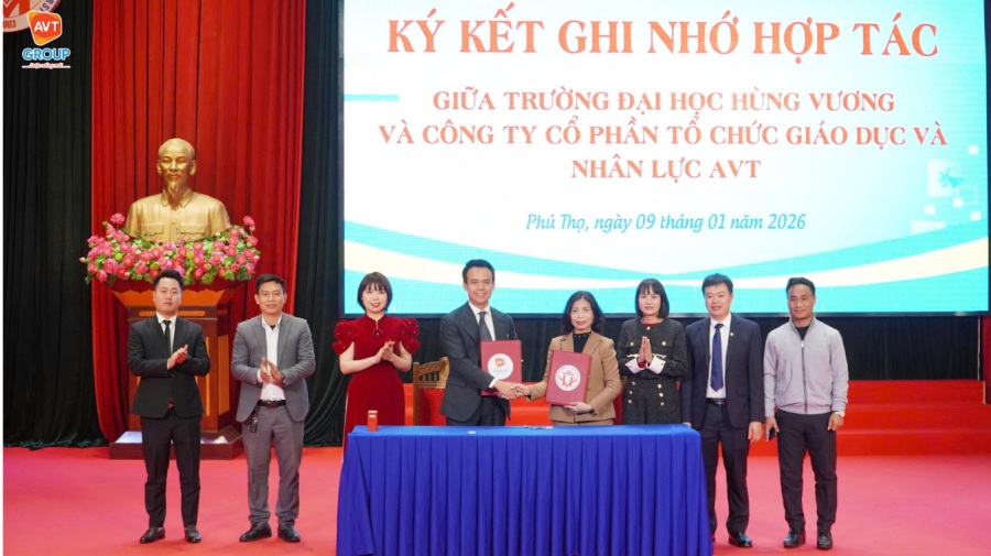 Representatives of AVT Company and Hung Vuong University sign a memorandum of understanding on cooperation. Photo: AVT