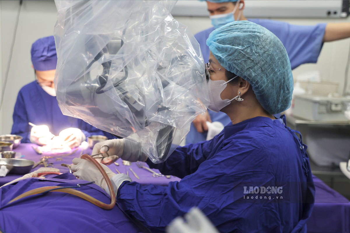 Sự tập trung cao độ của các y bác sĩ trong phòng mổ, với mục tiêu phục hồi chức năng nghe cho các bệnh nhân. Ảnh: Dương Anh