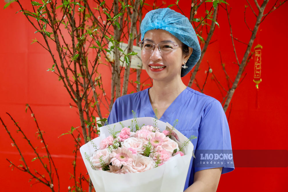 Nụ cười rạng rỡ của TS.BS. Lê Hồng Anh với bó hoa nhân ngày Thầy thuốc Việt Nam 27.2. Ảnh: Việt Anh