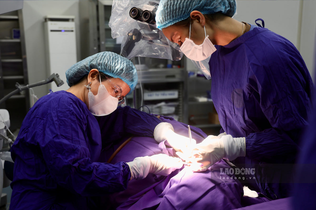 TS.BS Lê Hồng Anh trong một ca phẫu thuật thính giác. Ảnh: Việt Anh