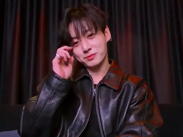 Jungkook (BTS) livestream trò chuyện với fan trong trạng thái say xỉn. Ảnh chụp màn hình. 