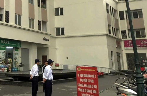 HIện trường vụ nam sinh lớp 9 rơi từ tầng 16 chung cư ở Hà Nội, tử vong. Ảnh: Dũng Tiến