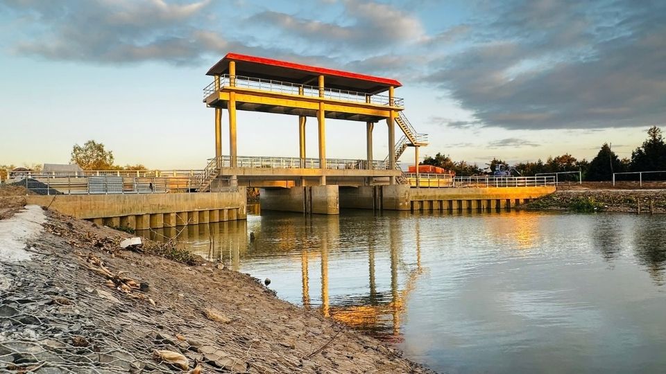 Hệ thống ngăn mặn được vận hành nhằm kiểm soát ranh mặn, bảo vệ sản xuất và nguồn nước sinh hoạt. Ảnh: Hoàng Lộc