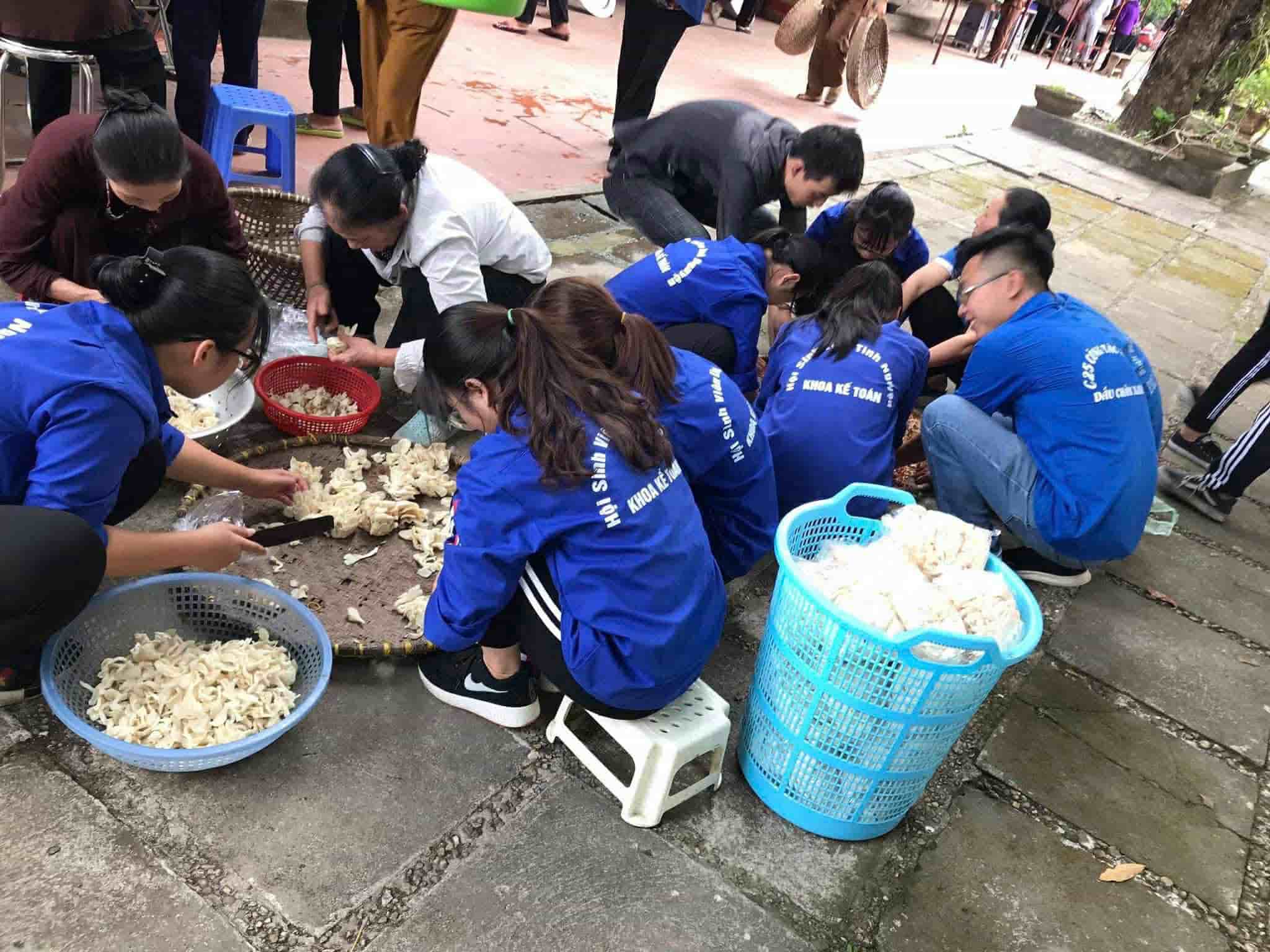 Các bạn sinh viên trong Đội Thanh niên tình nguyện Khoa Kế toán, trực thuộc Trường Đại học Lao động - Xã hội chuẩn bị những suất cơm tình thương. 