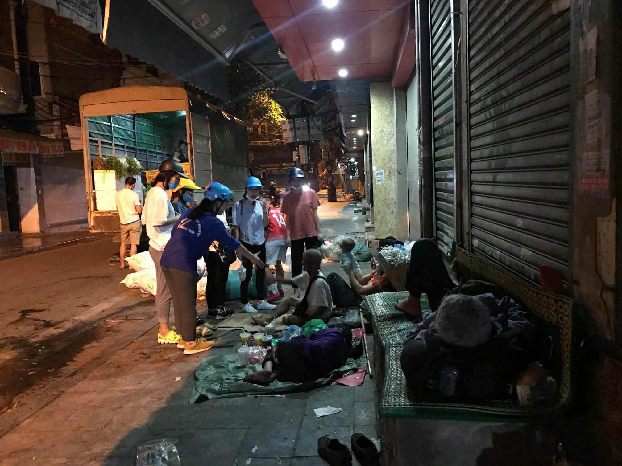 Đông đảo thành viên của Đội Thanh niên tình nguyện Khoa Kế toán, trực thuộc Trường Đại học Lao động - Xã hội tham gia hoạt động phát cháo đêm không quản khó khăn hay mệt mỏi.