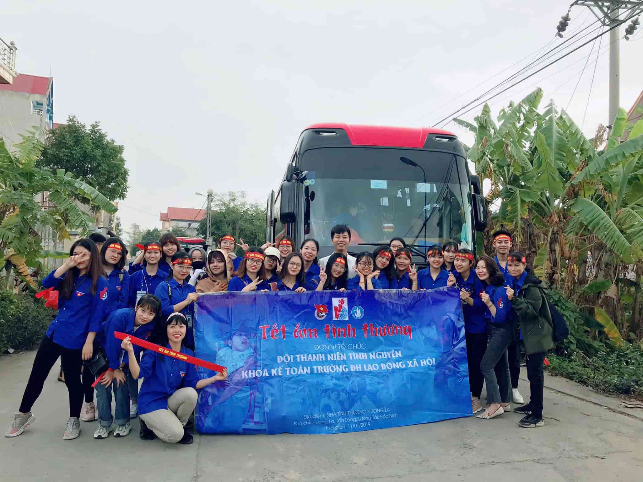 The Youth Volunteer Team of the Faculty of Accounting, under the University of Labor and Social Affairs, also participates in the "Warm Tet of Love" activity in Bac Ninh. Photo: NVCC