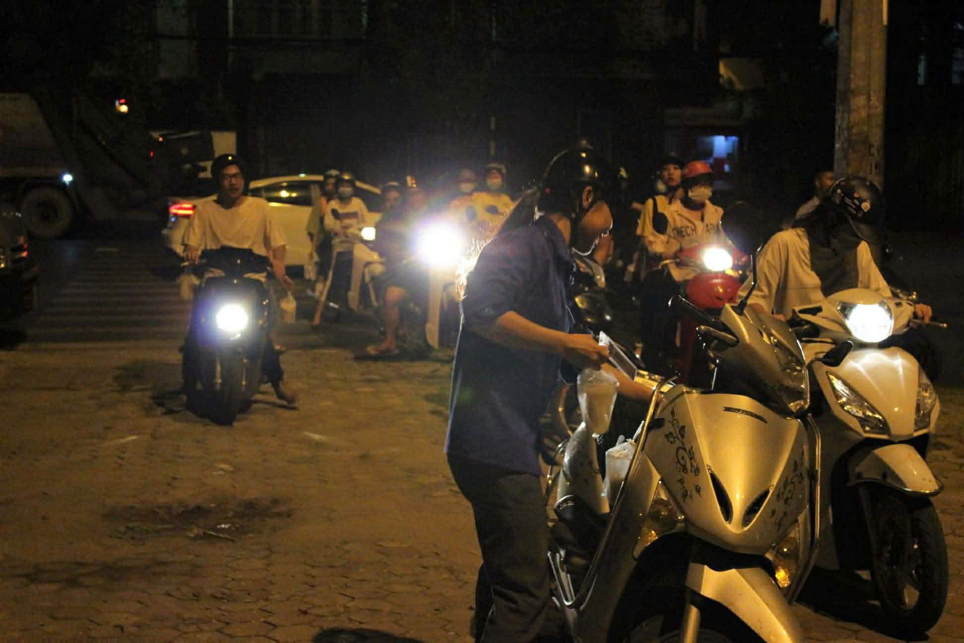 Đội Thanh niên tình nguyện Khoa Kế toán, trực thuộc Trường Đại học Lao động - Xã hội và hoạt động phát cháo đêm tại phố cổ Hà Nội.