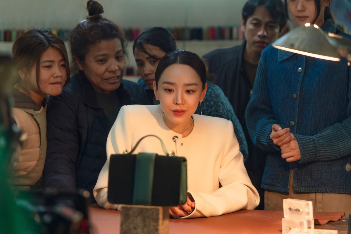 Sarah (Shin Hye Sun) biến những chiếc túi 