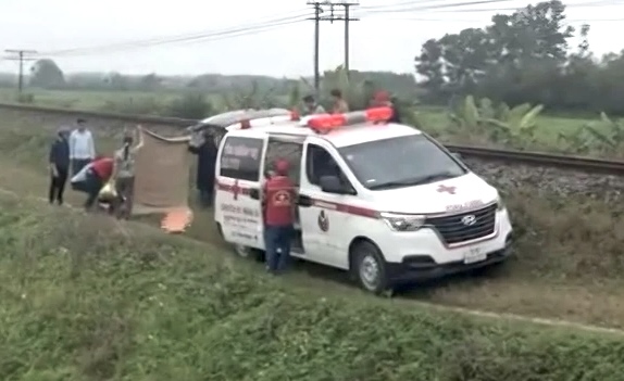 Ambulance carrying victims killed in the railway accident. Photo: M.Huong