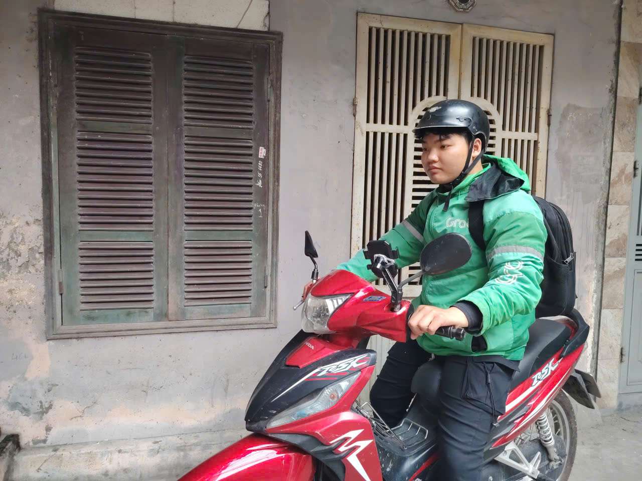 Anh Trần Trượng - xe ôm công nghệ cho biết có những thời điểm phải chủ động né giờ cao điểm vì tắc đường khiến xe chạy hao xăng nhiều mà thu nhập không tương xứng. Ảnh: Tuyết Lan 